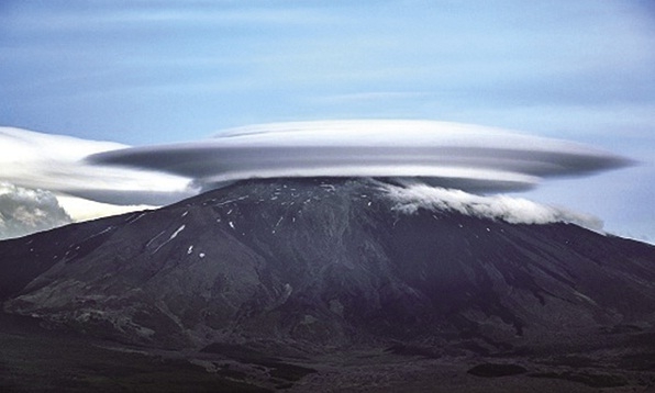 Thế giới xung quanh: Đám mây kỳ lạ trên đỉnh núi lửa
